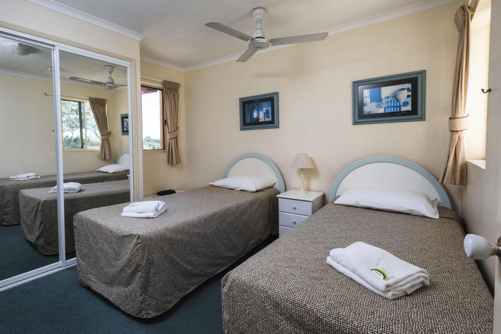 Alexander Beachfront Apartments Харві-Бей Екстер'єр фото