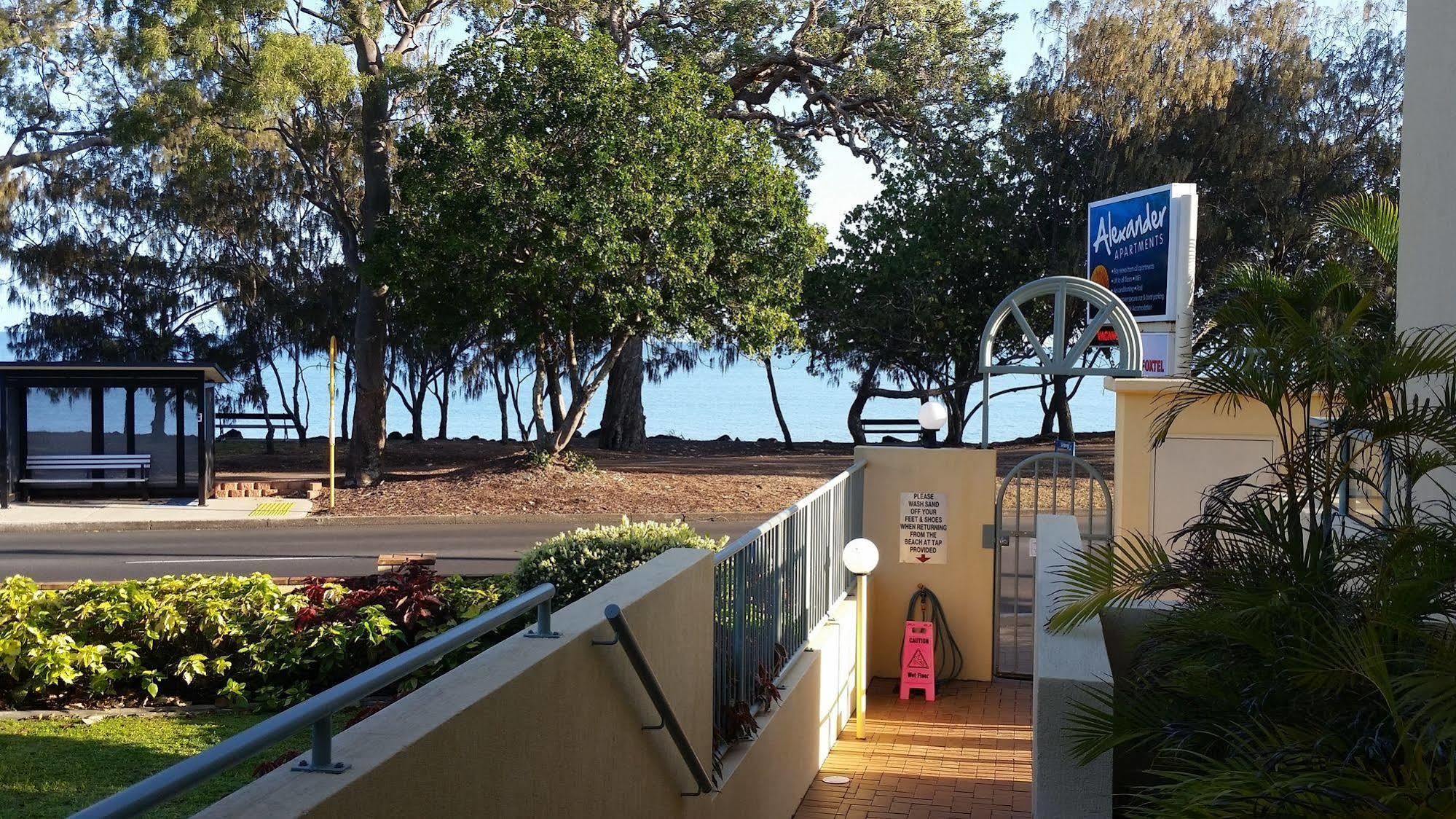 Alexander Beachfront Apartments Харві-Бей Екстер'єр фото